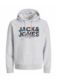 Sudadera gris claro hecha de tejido suave con capucha ajustable y un logotipo gráfico frontal en texto multicolor: "JACK & JONES Essentials."