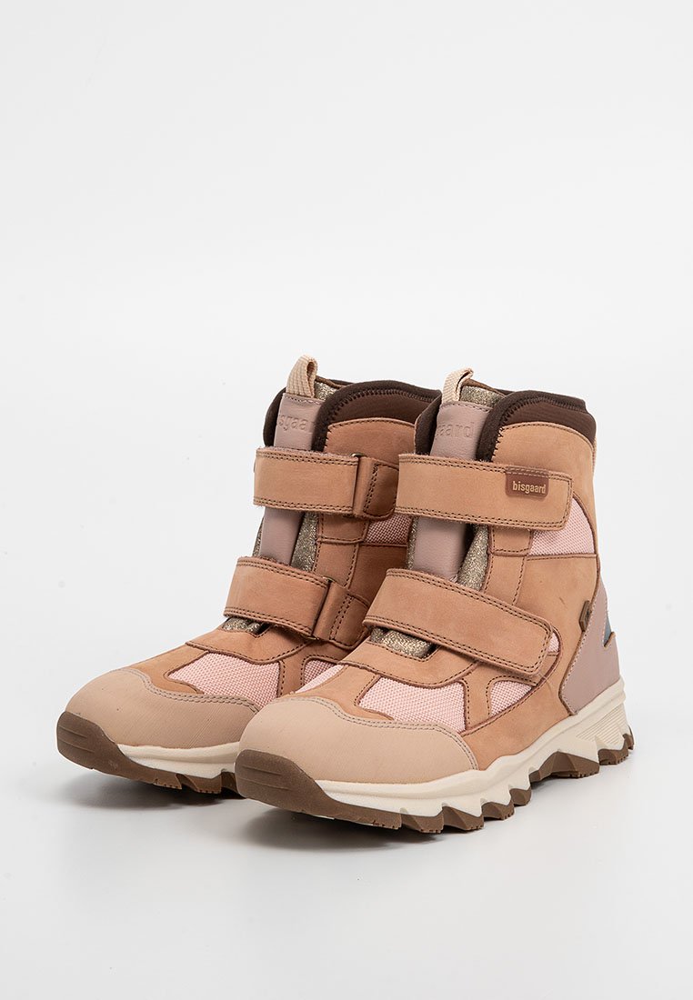 Kindersandalen in Beige und Pink mit zwei Klettverschlüssen, robusten Sohlen und weichen, gepolsterten Kragen, die für den Outdoor-Gebrauch konzipiert sind.