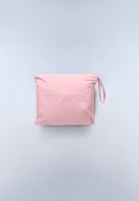 Ροζ ορθογώνια θήκη με θηλιά για λαβή, ανάγλυφο με το λογότυπο της Napapijri, τοποθετημένη πάνω σε απλό ανοιχτό γκρι φόντο.