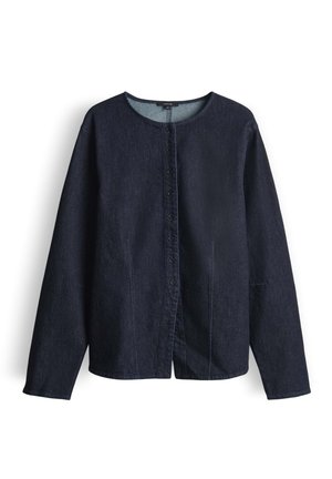 Camicia in denim blu scuro con scollo rotondo, maniche lunghe, chiusura frontale con bottoni e tasche laterali. Caratterizzata da una texture liscia con cuciture visibili.