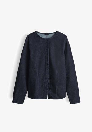 Camicia in denim blu scuro con scollo rotondo, maniche lunghe, chiusura frontale con bottoni e tasche laterali. Caratterizzata da una texture liscia con cuciture visibili.