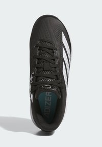 Crne sportske cipele s teksturiranim sintetičkim gornjištem, vezivanjem na čipku i tri bijele pruge sa strane. Unutrašnjost ima tirkizne detalje.