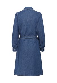 Denim-mekko, jossa on kaulus, pitkät puffihihat ja vyö vyötäröllä. Ominaisuuksina suora leikkaus ja näkyvät ompeluyksityiskohdat. Syvänsininen väri.