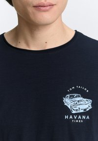 Tamsiai mėlyna marškinėliai, pagaminti iš minkštos medžiagos, su balta vintage automobilio grafika ir tekstu "TOM TAILOR HAVANA TIMES" apačioje.