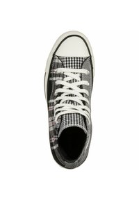 Vysoké tenisky s černo-bílým houndstooth vzorem a růžovými akcenty, bílé tkaničky, gumová špička a textilní materiál.