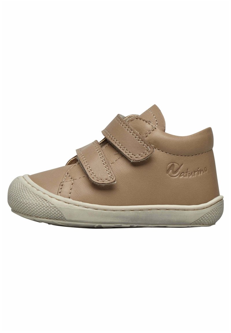 Beige Leder-Kindershoe mit doppelten Klettverschlüssen, runder Zehenpartie, weißer Gummisohle und eingeprägtem Logo an der Seite.