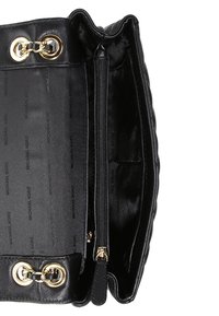 Borsa a mano in pelle nera con hardware dorato, design trapuntato, scomparto con zip e fodera liscia con logo del marchio ripetuto.