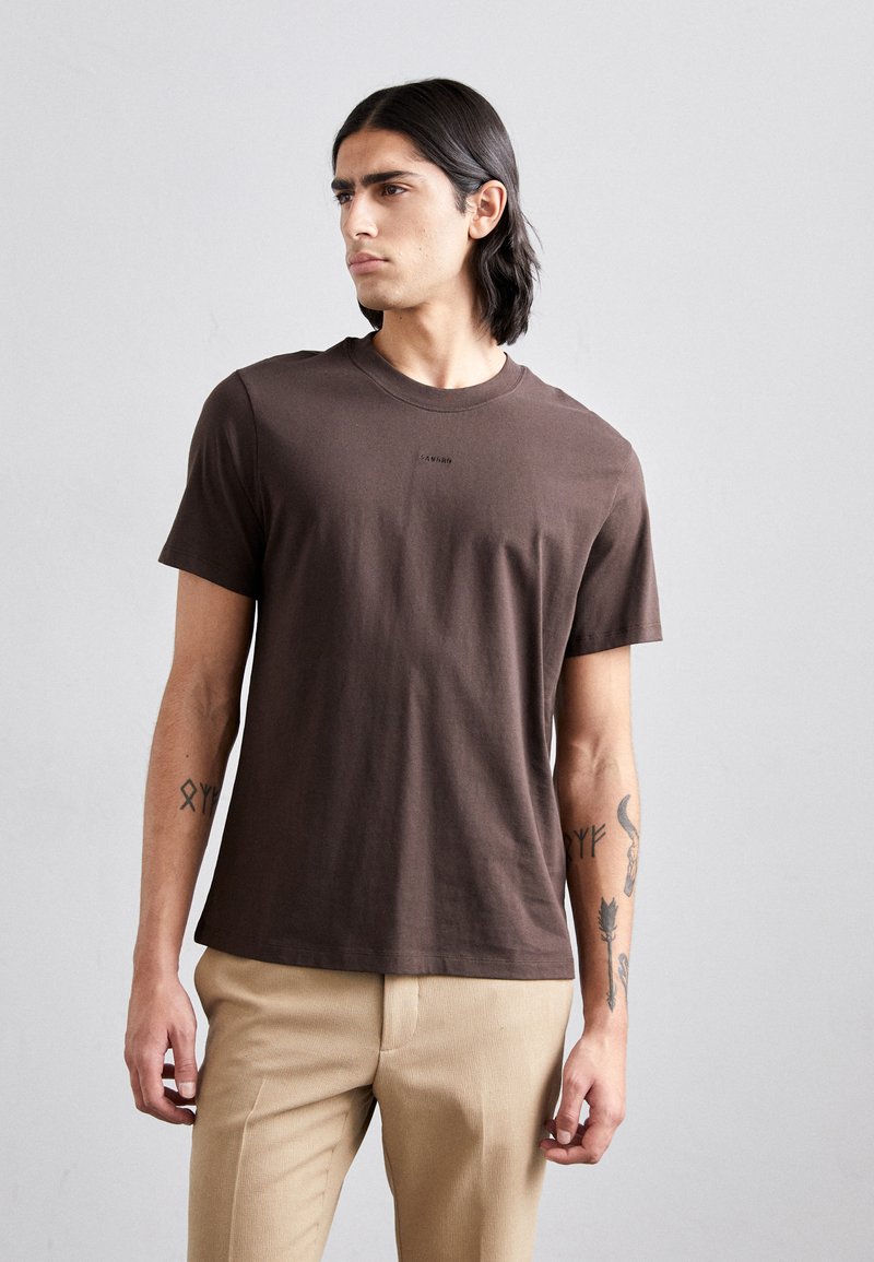 sandro TEE - Pamata T-krekls - marron foncé