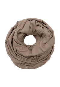 Brązowy szal w kształcie nieskończoności z miękkiego, teksturowanego materiału, o okrągłym kształcie i warstwowym, luźnym układzie.