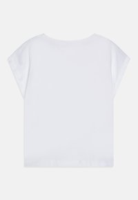 Hvit T-skjorte med kort erm, rund hals og løs passform. Laget av myk, glatt stoff; minimal detailing på baksiden.