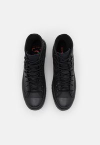 Sneakers high-top neri con tomaia in pelle liscia, punta in gomma e lacci testurizzati; dotati di collo imbottito e logo interno a contrasto.
