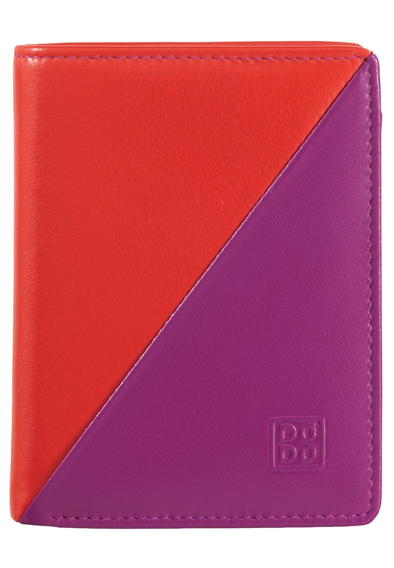 Portafoglio bicolore realizzato in pelle liscia, con una sezione triangolare rossa e una sezione triangolare viola, dettagli in cucitura e logo marchiato.