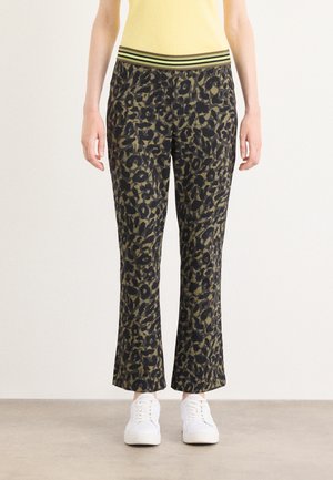 Leopardprint broek in donker groen en zwart met een brede tailleband met groene en zwarte strepen. Het materiaal lijkt zacht en heeft een losse pasvorm.