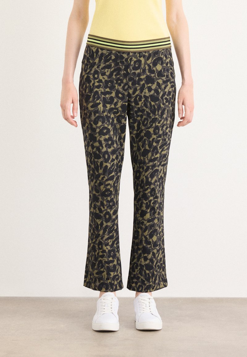 Leopardprint broek in donker groen en zwart met een brede tailleband met groene en zwarte strepen. Het materiaal lijkt zacht en heeft een losse pasvorm.