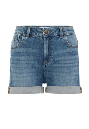 Shorts en denim bleu avec ourlets retroussés, cinq poches, passants pour ceinture et fermeture par bouton sur fond blanc.