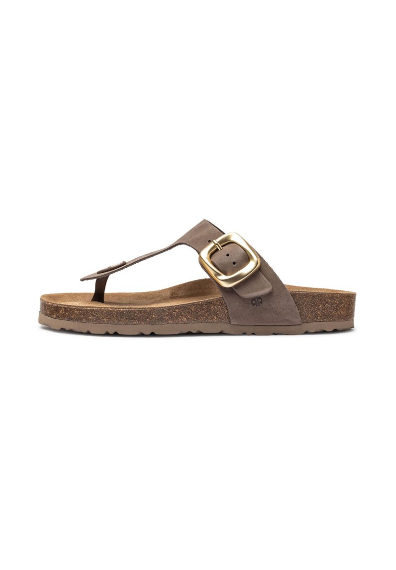 Sandalia tipo flip-flop de ante marrón con una correa ancha, hebilla rectangular dorada y plantilla de corcho. Suela de goma con relieve para mayor tracción.