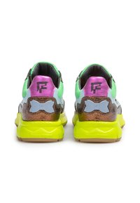 Wielokolorowe sneakersy z zieloną siateczką, błyszczącymi różowymi i miedzianymi akcentami oraz żółtą podeszwą. Zawierają detal w postaci kokardki na pięcie.