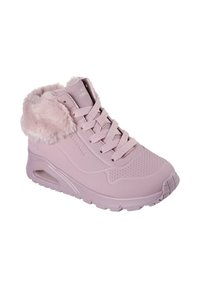 Bota deportiva rosa con cuello de piel sintética, parte superior texturizada, lengüeta acolchada y diseño con cordones. Cuenta con suela con amortiguación de aire y suela exterior antideslizante.
