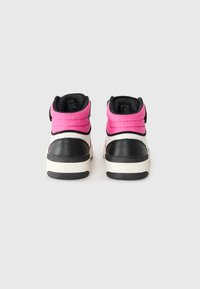 Baskets montantes avec une base noire et blanche, des accents roses, des semelles en caoutchouc texturé et un col rembourré pour le soutien.