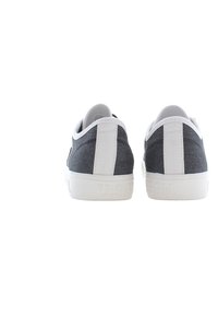 Harmaat kangaskengät valkoisilla pohjilla ja yksityiskohdilla. Takaviistosta näkyy teksturoitu pinta ja brändäys yksityiskohta kantapäässä.