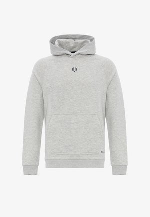 Šedá mikina s kapucí vyrobená z měkké tkaniny, s klokankou, žebrovanými manžetami a malým černým logem na hrudi.