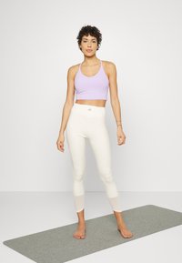 Athleta ELATION V-NECK CROP A-C - Sutiã desportivo de suporte ligeiro - elfin purple