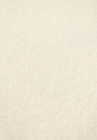 Tela de fieltro de lana blanca con una superficie suave y texturizada, que muestra un color uniforme y consistente sin patrones ni acentos.