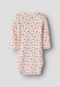 Body a maniche lunghe per bambini in morbido tessuto a coste rosa chiaro con stampa di piccole ciliegie rosse. Presenta chiusure a snap e accentuazioni arricciate sulle spalle.
