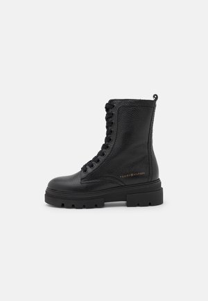 Stivaletti con plateau - black
