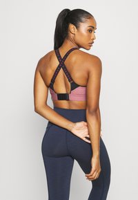 Under Armour INFINITY HIGH HEATHER BRA - Brassières de sport à maintien supérieur - red