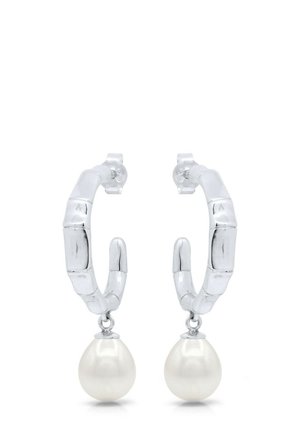 Boucles d'oreilles créoles en bambou argenté avec des perles blanches en forme de goutte pendantes.