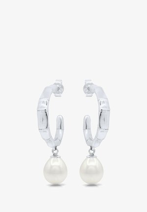 Boucles d'oreilles créoles en bambou argenté avec des perles blanches en forme de goutte pendantes.