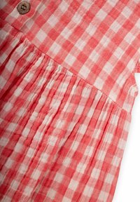 Rot-weißer Vichy-Karos Kleid mit Knopfverschluss, das eine geraffte Textur an der Taille und ein bequem fließendes Design aufweist.