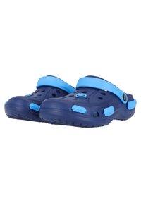 Sabots bleus et marins avec des trous de ventilation, une semelle épaisse et une sangle réglable. Présente un accent de bouton smiley sur le dessus.