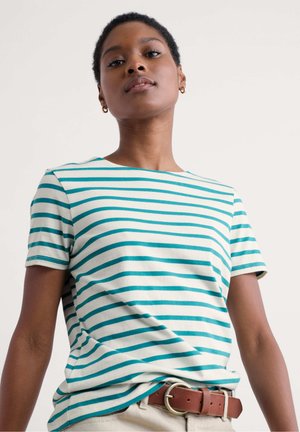 T-shirt en coton à rayures vert d'eau et blanches, col rond, manches courtes et coupe décontractée. Associé à une ceinture marron.