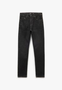Jeans negros de pierna recta hechos de denim. Presenta cinco bolsillos, presillas para cinturón y una cremallera. Textura ligeramente descolorida sin patrones visibles.