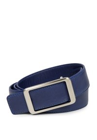 Cintura in pelle blu navy arrotolata con grande fibbia rettangolare argentata opaca su sfondo bianco.