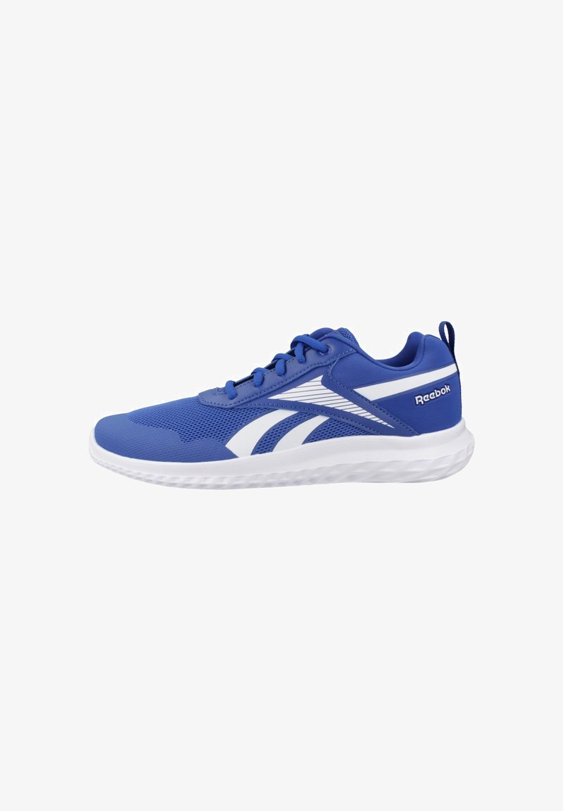Zapatilla azul de Reebok con franjas de logo blancas, suela acolchada blanca, puntera de malla y diseño con cordones vista de lado sobre fondo blanco.
