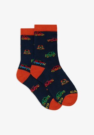 Marineblaue Socken mit orangefarbenen Bündchen und Zehen, die mit bunten Auto-Mustern verziert sind. Hergestellt aus einem weichen Stoff, geeignet für die Freizeit.