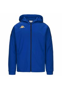 Blauwe gewatteerde jas van gladde stof, met een volle rits, zwarte accenten en een gouden logo op de linkerkant van de borst en schouder.