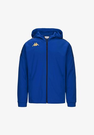 Chaqueta azul con capucha hecha de tela suave, con cremallera completa, detalles en negro y un logo dorado en el lado izquierdo del pecho y en el hombro.