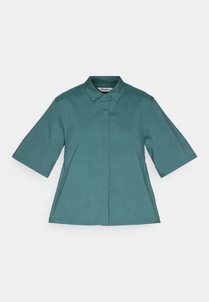 Chemise à manches courtes teal avec un col boutonné, fabriquée en tissu lisse, présentant une coupe droite et des coutures minimales pour un look épuré.