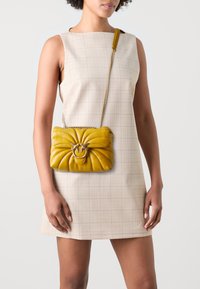 Pinko LOVE PUFF MINI - Soma ar siksnu pāri ķermenim - giallo cina/antique gold