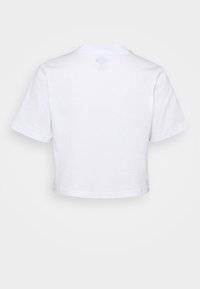 T-shirt corta in cotone bianco con maniche corte, scollatura rotonda e design minimalista; texture liscia senza motivi o dettagli visibili.