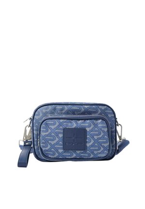Blauw patroon crossbody tas met voorvak met rits, verstelbare band en een gestikte logopatch in het midden van het kleinere vak.