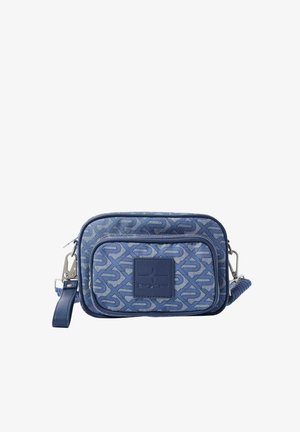 Blauw patroon crossbody tas met voorvak met rits, verstelbare band en een gestikte logopatch in het midden van het kleinere vak.