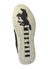 Černá gumová podrážka tenisky s raženým siluetou koně a textem "MUSTANG"; texturovaný vzor a off-white design pro trakci.