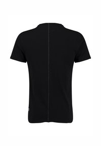 Czarna koszulka z krótkim rękawem pokazana od tyłu, z widocznym pionowym szwem biegnącym od szyi do dołu.