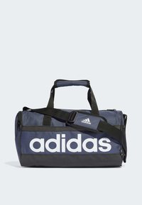 Borsa da viaggio navy con accenti neri, caratterizzata da un grande logo bianco "adidas", manici doppi, tracolla rimovibile e chiusura con zip.