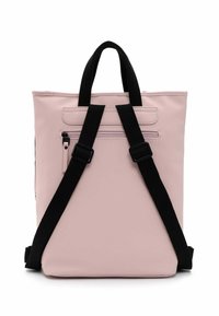 Zaino rosa con spalline nere, forma rettangolare, materiale sintetico liscio, tasca frontale con zip e due manici superiori.